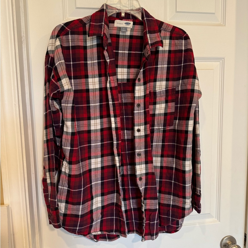 Old Navy Women’s boyfriend flannel ~Size M. Red, maroon, black & white plaid.